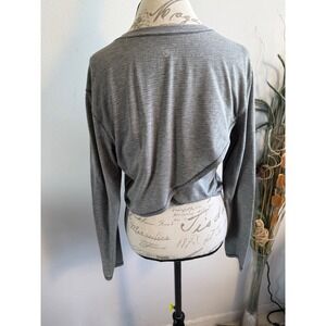 Lululemon Grey Long Sleeve Mesh Back Tulip Hem Cropped Yoga Top Size 6